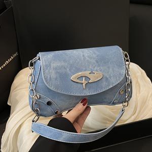 TEMU 세련된 여성 숄더백 1개 - 트렌디한 크로스바디 백으로 패셔너블하고 다재다능하며 스트리트 스타일, 스위트 쿨, 스파이시한 룩에 적합하며 Y2K, 레트로, 향수를 담은 요소가 혼합되어 있으며 메탈 체인, Y2K 스타일의 가방으로 특징입니다.