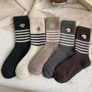 TEMU 여성용 겨울용 두꺼운 따뜻한 양말 5켤레 - 솔리드 색상 및 스트라이프의 헤비 듀티 미드-카프/오버-더-니(OTK) 스타일, 다양한 색상(브라운/블랙/회색/베이지/네이비 블루/화이트)으로 제공 - 세탁기 사용 가능하고 편안한 타이츠