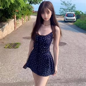 TEMU 여성용 블루 플로럴 프린트 스파게티 멜빵 드레스, 신상 여름 스타일 달콤하고 섹시한 순수한 욕망 허리 조임 스트랩 드레스, 페티트 여성을 위한 비치 휴가 아웃핏, 힙 허깅 미니 스커트 디자인 감각, 대비 컬러 한국 스타일