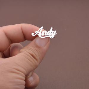 TEMU 여성용 맞춤 이름 브로치 핀 - 개인화된 스테인리스 스틸 레터 배지, 우아한 필기체 디자인, 의류 및 가방에 완벽함, 생일 선물용, 선물 아이템 | 필기체 글씨 | 내구성 있는 액세서리, 블링 브로치 핀