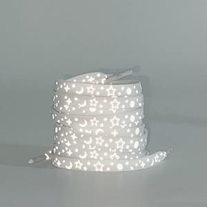 TEMU 별과 달이 있는 트렌디한 반사 신발끈 한 쌍, 남녀 모두에게 적합하며 캔버스화, 농구화, 스니커즈, 플랫, 운동화에 디자인되었습니다. 화이트 및 블랙 색상으로 제공됩니다.