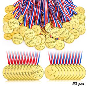 TEMU 30/50개 골든 플라스틱 소형 메달, 멀티 아이템 파티 선물 팩, 게임 및 축하 행사용, 부활절 바구니 채우기, 크리스마스, 할로윈, 범용 사용, 비전기식, 깃털 없음, 새해 선물, 발렌타인데이 선물