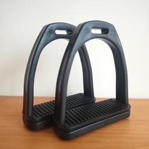 TEMU 원피스 플라스틱 승마 용품 안장 장착 블록 안장 Red, Blue, Black 세 가지 색상 선택 가능