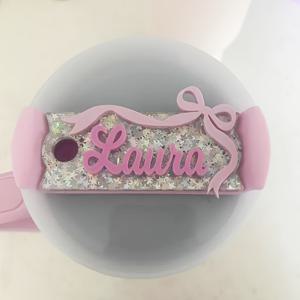 TEMU 개인화 가능한 플라스틱 유리 컵 이름 태그, 빨간 리본 & 보 디자인 - 컵, 텀블러, 물병용 개인화된 표면 이름 플래크 - 내구성, 사용하기 쉬운 여성 선물, 개인화된 음료 용기, 우아한 스크립트 스타일, 부드러운 표면 마감