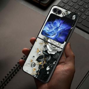 TEMU 폰 케이스: 블랙 앤 화이트 패션 로즈 하드 백 커버 갤럭시 Z 플립 5/6 Z플립 5G Z 플립 7 6 5 4 3 Z 플립 3/4 Z플립7용