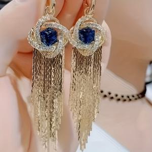 TEMU 다이나믹한 태슬과 우아한 메탈 디자인, 반짝이는 흰색 유리와 중앙에 큰 파란색 레진 조각이 어우러져 고급스러운 패션 스타일을 연출하는 우아하고 고급스러운 메탈 태슬 귀걸이. 모든 여성에게 필수적인 고급 패션 스타일을 연출합니다.
