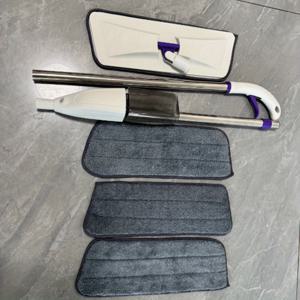 TEMU 싱글팩 휴대용 스프레이 밀대! 360도 유연한 디자인과 인체공학적 손잡이가 특징이며, 습식 및 건식 청소 모두에 적합합니다. 교체 가능한 클리닝 패드 3개와 리필 병이 포함되어 있습니다.