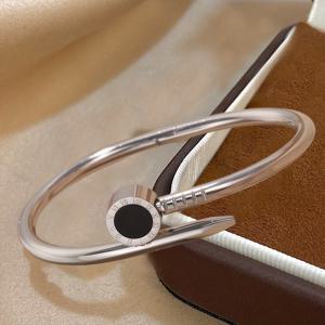 TEMU 고급스러운 팔찌, 냉간 압착 스테인리스 스틸로 제작되었으며, 정교하게 수공예로 제작된 빈티지 디자인을 특징으로 합니다. 파티, 일상복, 휴일 또는 생일 선물로 이상적이며, 이 제품은 고급스러운 럭셔리성을 담고 있습니다.