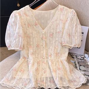 TEMU ASD1 디렉셔널 여름 발렌타인데이 프렌치 스타일 엘레강스 브이넥 레이스 자수 핑크 플로럴 프린트 퍼프 슬리브 셔츠, 나이 감추는 활용도 높은 반팔 상의, 관리가 쉬운 원단, 기계 세탁 가능, 봄/여름 외출, 직장, 가정복용