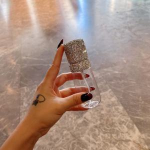 TEMU 장식이 돋보이는 고급스러운 여행용 스프레이 보틀. 톤어 및 페이셜 워터용 초미세 미스트 특징. 스타일리시한 선물로 완벽합니다.