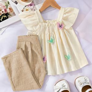 TEMU 봄/여름 신상 여아용 패셔너블하고 예술적인 기질의 부드럽고 우아한 상의, 정교한 입체 나비 장식, 작은 플러터 소매, 스퀘어 넥라인, 질감 있는 패브릭 랩 디자인 + 단색 활용도 높은 긴 바지, 봄 나들이, 해변 휴가, 여행, 외출, 모임, 파티, 피크닉에 적합하며 어린 소녀들을 위한 편안한 캐주얼 2피스 세트, 야외 활동에 완벽