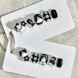 TEMU 모든 손가락을 위한 짧은 수제 네일 세트입니다. 블랙 앤 화이트의 반짝이는 베이스에 귀여운 검은 고양이와 물고기가 함께 어우러져, 일상적인 착용, 축제 행사 및 파티에 적합한 달콤하고 사랑스러운 선택입니다.