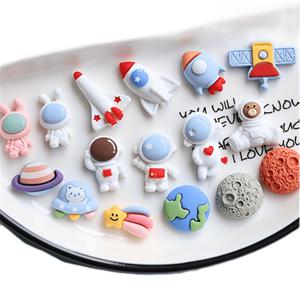 TEMU 테마를 특징으로 하는 14가지 다양한 색상의 레진 장식 세트. 프로젝트, 스크랩북, 휴대폰 케이스, 헤어 장식 및 주얼리 공예에 적합합니다.