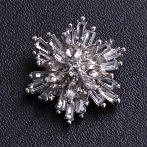 TEMU 여성을 위한 세련된 브로치 주얼리 선물, 우아한 눈꽃 핀 드레스가 특징이며 결혼식 파티에 완벽합니다.