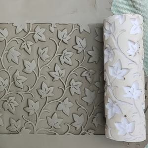 TEMU 롤러에 고디테일 폴리머 클레이 텍스처가 매끄럽게 엠보싱 처리되고, 덩굴 아이비의 하트형 잎사귀가 라미네이트 처리되어 생동감 있는 전체적인 텍스처를 연출합니다. 조각 없이 도자기와 소프트 도예 및 기타 공예품을 위한 엠보싱 텍스처