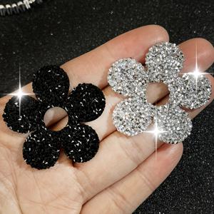 TEMU 1/2개 라인스톤 아이언온 패치, 글리터 플라워, 아이언 전사 패치, 남성 및 여성 의류 액세서리, 독특한 패치 원단 스티커, 개인용 DIY에 적합, 옷, 신발 및 모자, 데님, 가방 등