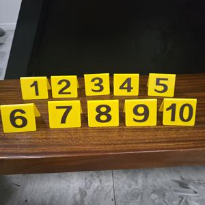 TEMU 1 아크릴 V형 번호판 (노랑, 빨강, 검정, 흰색), 포지셔닝 플레이트, 양면 아크릴 인쇄, 삼각형 스탠딩 디자인, 다기능 도어 플레이트, 가볍고 휴대 간편, 세척 쉬움