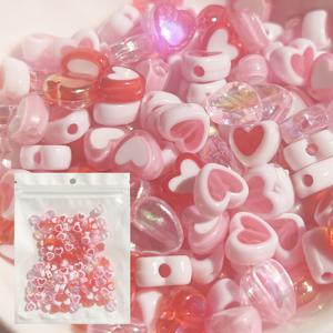 TEMU 발렌타인데이 색상의 아크릴 비즈 88개 세트 (8-9mm). 핑크색과 레드 색상의 혼합이 특징입니다. 팔찌, 목걸이, 휴대폰 참, 그리고 휴일 선물용 장식품 제작에 적합합니다.