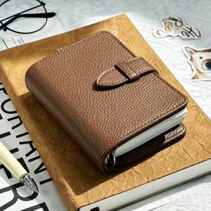 TEMU 이 미니 노트는 탄성 클로저, 골드 스냅 버튼, 펜고리가 특징이며, 여행 및 일상적인 메모에 이상적인 내구성이 뛰어나고 휴대 가능한 플래너입니다. 문구류의 미학을 구현합니다.