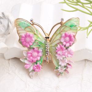 TEMU 장식이 있는 핑크와 그린 꽃무늬 나비 디자인의 아름다운 브로치. 여성들을 위한 로맨틱한 자연을 영감 받은 액세서리이며, 생생한 매력을 더해주어 옷을 완벽하게 완성시킵니다.