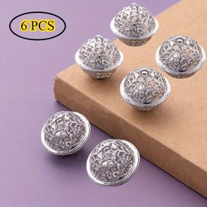 TEMU 아름다운 꽃무늬 디자인과 금색 끝이 특징인 수제 미니어처 궁전 벨 6개 세트입니다. 이 벨은 전기를 필요로하지 않으며 크리스마스, 추수감사절, 어버이날 장식에 완벽합니다.