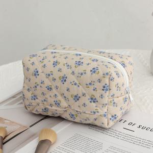 TEMU 여성용 블루 플로럴 퀼팅 팔각형 화장품 파우치 - 휴대용 여행용 메이크업 파우치, 퀼팅 브러쉬 홀더 & 생리대 수납, 귀마개, 향수 다용도 파우치 - 학교, 여행 필수품