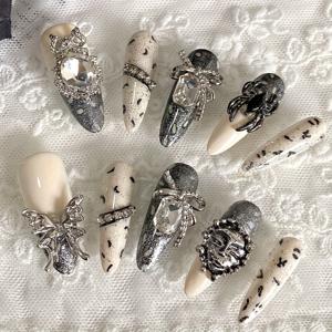 TEMU 고딕 스타일이 특징인 긴 아몬드 모양 아크릴 프레스온 네일 10개 세트입니다. 하늘색 바탕에 나비와 보석 장식이 돋보이는 이 할로윈 테마 네일은 어두운 느낌에도 우아함을 선사합니다.