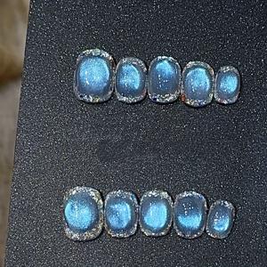 TEMU 10개 세트의 몽환적인 블루 캣아이 네일 아트 스티커. 부드럽고 영원한 스타일, 빛나는 인조 손톱, 수제 제작.