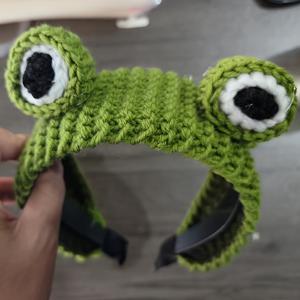 TEMU 빨간 눈이 있는 3차원 개구리 모양으로 뜨인 녹색 털실 머리띠. 장난기 넘치는 귀여운 스타일로, 방문 및 애니메이션 컨벤션에 완벽합니다.