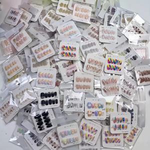 TEMU 즉시 배송 가능한 랜덤 네일 디자인 10개 팩입니다. 아몬드, 발레, 파이프, 사각형 모양이 포함되어 있습니다. 이 스타일리시하고 쉬운 반짝이는 인조 손톱은 휴일, 파티, 친구들과의 모임, 데이트 또는 일상적인 착용에 완벽합니다.