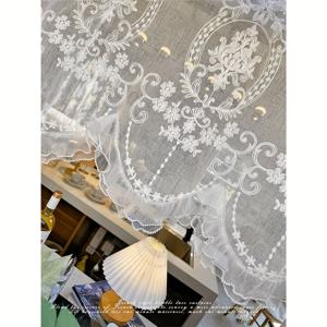 TEMU 프렌치 스타일 화이트 레이스 시스루 커튼 1개, 정교한 패턴과 우아한 곡선을 강조하는 물결무늬 레이스 트림, 낭만적이고 몽환적인 분위기 연출. 간편한 설치를 위한 상단 로드 포켓 기능. 거실, 침실, 주방, 현관, 상업 공간, 베이 창문 홈 데코 등에 적합. 파티션용 유럽 스타일 수 놓은 시스루 하프 커튼 풍수 커튼