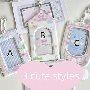 TEMU 2D 귀엽고 창의적인 레트로 스타일의 작은 휴대폰 모양의 만화 PVC 카드 홀더, K-팝 팬들이 ID 사진, 다이어리 기록을 보관하거나 가방을 위한 장식 액세서리로 사용하기에 완벽합니다. 크리스마스, 졸업식 또는 생일 선물로 이상적입니다.