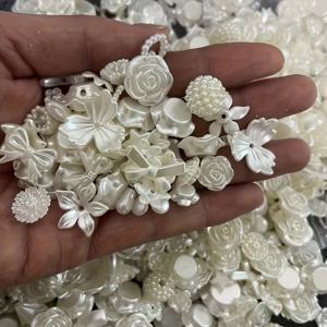 TEMU 다양한 디자인의 금색 장미, 별, 달, 리본이 포함된 수제 레진 비즈 150개 세트입니다. 휴대폰 케이스, 헤어 클립 및 기타 공예품 장식에 적합합니다. 이 루즈 비즈는 생생한 색상으로 프로젝트, 주얼리 제작에 이상적입니다.