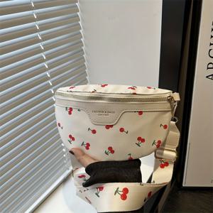 TEMU 1개 여성용 크로스바디 백 - 가볍고 다재다능하며 패셔너블한 체리 프린트 허리 가방. 지퍼 잠금 장치와 조절 가능한 스트랩이 특징이며, 일상 사용, 여행 및 스포츠에 적합합니다. 학생 및 성인을 위한 예산 친화적이고 실용적입니다.