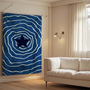 TEMU 블루 스타 패턴 태피스트리, 피치 스킨 벨벳 소재, 내구성 좋고 주름 방지 기능이 있는 부드러운 벽 예술품. 야외용 및 응원용으로 휴대 가능. 사진 배경으로 적합하며, 기숙사, 침실, 거실에서 완벽한 파티 장식으로 실용적. 친구와 가족을 위한 생일 및 크리스마스 인기 선물. 간편한 걸이를 위한 무료 설치 액세서리 포함