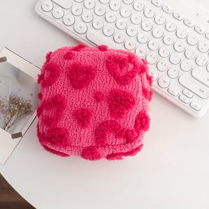 TEMU 새로운 가을/겨울 플러시 사각 메이크업 가방. 하트 패턴으로 구성되어 있으며 핑크, 화이트 등 다양한 색상으로 제공됩니다. 달콤한 스타일을 좋아하는 분들에게 완벽하며 립스틱, 티슈 등 작은 아이템을 보관할 수 있습니다. 미용 전문가를 위한 메이크업 정리함으로도 사용할 수 있습니다.