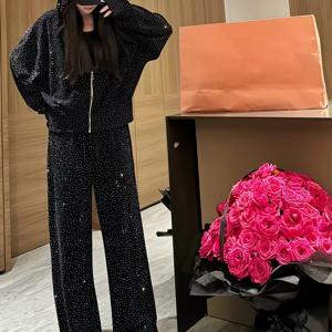 TEMU 세련된 여성용 투피스 세트. 반짝이는 스레드가 특징인 후드 스웨트셔츠와 와이드 레그 팬츠가 함께 제공되어 캐주얼하면서도 세련된 룩을 연출할 수 있습니다.