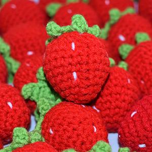 TEMU 5Cm 크기의 수제 코바늘 뜨개질 딸기 5개 세트입니다. 빨간색과 초록색이 특징입니다. 이 뜨개질 과일 장식은 키체인, 가방 장식, 휴대폰 장식, 프로젝트에 이상적입니다. 생일 선물로도 훌륭한 장식품입니다.