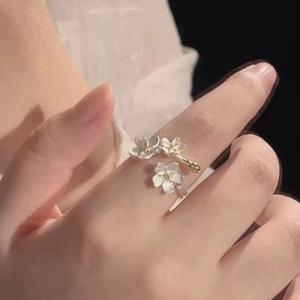 TEMU 정교하고 우아한 일곱 꽃잎 작은 꽃 투톤 반지 1개, 스타일리시한 사이즈 조절식 오픈엔드 구리 반지, 여성용 휴가, 연휴, 캐주얼, 데일리, 파티용, 우아한 프렌치 스타일 반지 주얼리, 친구와 사랑하는 사람을 위한 선물