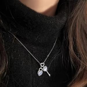 TEMU 하트 모양 잠금장치와 열쇠 펜던트 목걸이. 스타일리시하고 다재다능하며, 반짝이는 라인스톤으로 우아함을 풍기며 사랑을 상징합니다. 일상복, 휴일, 데이트, 발렌타인데이에 완벽합니다.