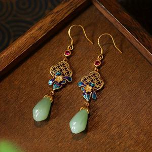 TEMU 금도금 꽃무늬 메시와 중국 나무 매듭 디자인의 귀걸이 한 쌍. 녹색과 빨간색의 돌이 장식되어 있으며, 다양한 행사에 적합하며 완벽한 선물이 될 것입니다.