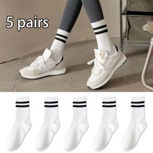 TEMU 검정과 흰색 긴 스포츠 양말 5켤레 세트. 흡습성 및 통기성이 뛰어나며 내구성이 좋으며 야외 하이킹, 캠핑 및 캐주얼 스포츠에 적합합니다. 상어 반바지 및 레깅스와 잘 어울려 남녀 모두에게 스타일리시한 룩을 제공합니다.