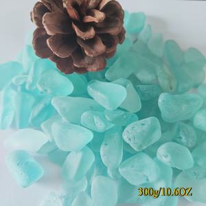 TEMU 300/500그램의 오션 블루 유리 칩. 독특한 프로스트 텍스처와 불규칙한 모양으로, 공예 및 주얼리 제작에 사용할 수 있습니다.