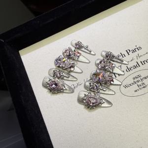 TEMU 순수한 수공예로 제작된 고급 투명 블랙 & 실버 캣아이 롱 네일 팁 10개 세트. 헤비 핑크 다이아몬드와 긴 뾰족한 디자인 특징. 탈부착 및 재사용 가능한 인조 손톱은 4피스 애플리케이션 키트와 함께 제공됩니다.