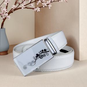 TEMU 남녀 공용 스타일리시 자동 버클 벨트. 화이트 글로시 난초 요소가 돋보이는 제품으로, 데일리 출퇴근 및 발렌타인데이 선물로 완벽합니다. 청바지 및 캐주얼 바지에 다용도로 사용 가능한 조절 가능한 벨트입니다.
