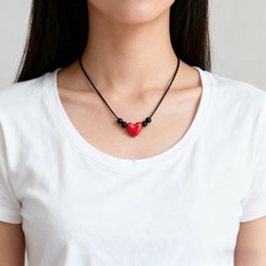 TEMU 새로운 빨간색 하트 모양 펜던트 목걸이. 빨간색 하트 디자인과 검은색 원형 비즈가 함께 어우러져 스타일리시하고 다재다능하여 일상복으로 착용하기에 완벽합니다. 휴일, 친구 또는 사랑하는 사람들을 위한 작은 선물로 완벽합니다.