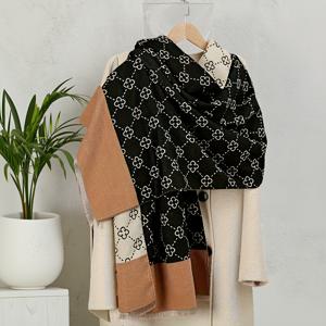 TEMU 네잎 꽃 디자인의 새로운 겨울 숄, 여성용 인조 캐시미어 스카프. 가볍고 고급스러운 스타일로 사계절 내내 활용 가능하며, 양면 하이엔드 패션으로 사무실 에어컨에 적합하며 따뜻함을 위한 두꺼운 디자인입니다.