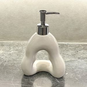 TEMU 욕실 용품 욕실 디스ペン서 창의적인 라이트 럭셔리 세제 비누 디스펜서 세라믹 리필 가능 펌프식 핸드 솝 병 스타일리시한 욕실 장식 병 세면대 로션 빈 병 액체 분배기 병 호텔 객실 욕실 샴푸 바디워시 병 보관병 상업용 욕실 용품 사무용 건물 화장실 로션 병 호텔 로비 세면대 액체 병 욕실 정리 및 보관 용품