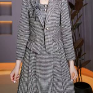 TEMU 하운드투스 체크 2-in-1 정장 원피스, 빈티지 매력의 클래식 하운드투스 체크 원단. 크롭 정장 스타일 칼라는 날렵하고 깔끔한 디자인을 제공하며, 섬세한 단추와 입체적인 보우가 우아하고 온화한 기질을 더해줍니다. 봄, 가을, 겨울 사계절용 엄마 의상 또는 세련된 데이트를 위한 가벼운 비즈니스 수트로 적합. 사이드 포켓 포함