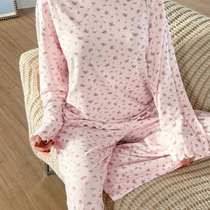 TEMU 여성을 위한 핑크 플로럴 파자마 투피스 세트. 편안한 홈웨어를 위한 플라워 테마 디자인, 러플 장식의 긴소매 상의와 탄성 있는 허리 밴드 바지로 구성되어 있으며, 우아한 휴일 의상으로 완벽합니다.